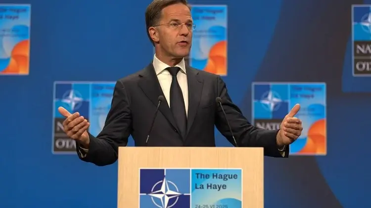 Mark Rutte gestykuluje na konferencji prasowej