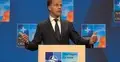 Mark Rutte gestykuluje na konferencji prasowej