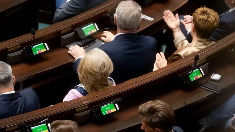 posłowie podczas głosowania na sali sejmowej