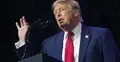 Donald Trump przemawia i gestykuluje