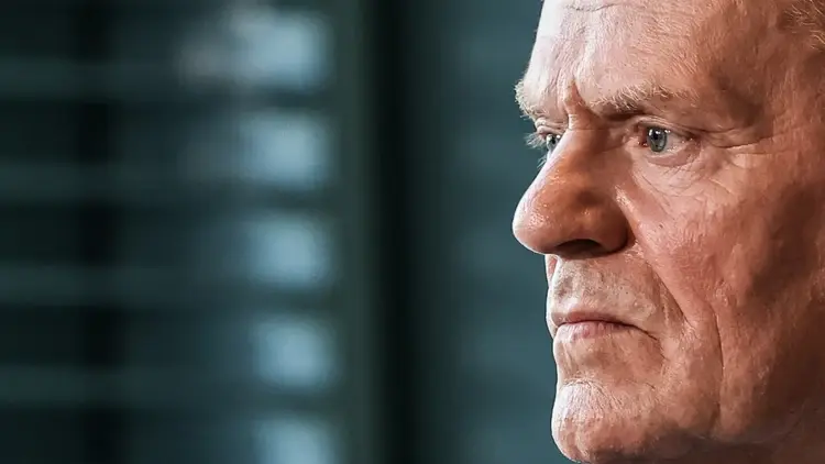 Zdjęcie twarzy Donalda Tuska w dużym zbliżeniu