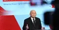 Jarosław Kaczyński przemawia i gestykuluje na konferencji prasowej