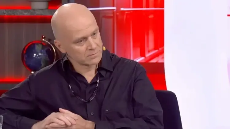 Dr Emil Jędrzejewski w studiu kanału Zero