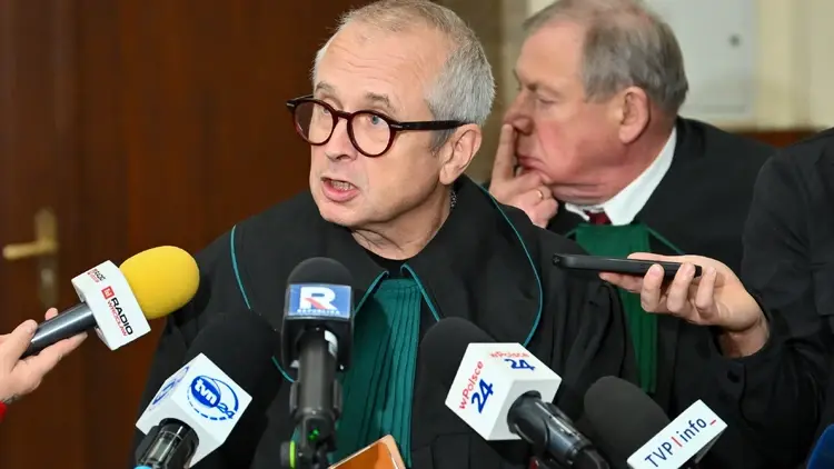 Mec. Jacek Dubois przed salą sądową