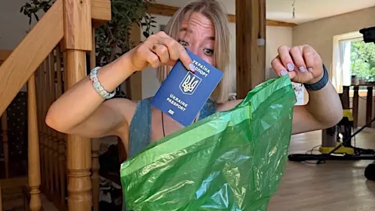 Anastazja Wiernikowska wyrzuca ukraiński paszport do kosza