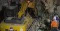 Przeszukiwanie ruin zawalonego w wyniku trzęsienia ziemi budynku