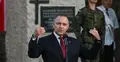Karol Nawrocki gestykuluje i przemawia. W tle żołnierz na warcie przy grobie