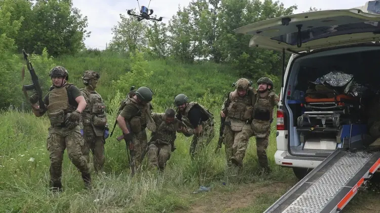 Trening ukraińskich żołnierzy przy lesie