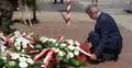 Przewodniczący wielkopolskiej Solidarności Jarosław Lange składający wieniec w rocznicę Poznańskiego Czerwca '56