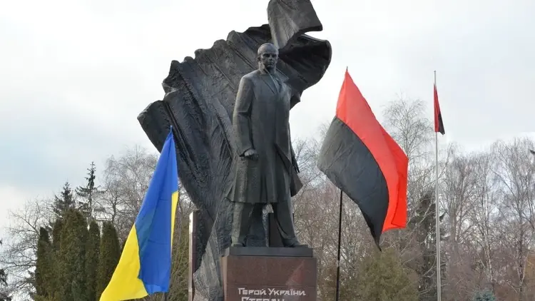 Pomnik Stepana Bandery w Tarnopolu z flagami