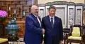 Aleksandr Łukaszenko i Xi Jinping ściskają sobie dłonie