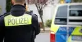 policjant z radiem przy radiowozie