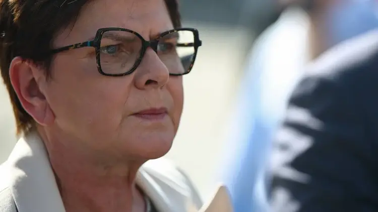 Beata Szydło w okularach i białej marynarce