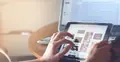 ktoś wybiera sobie coś w internecie w tablecie