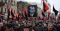 Tłum Ukraińców oddaje cześć Stepanowi Banderze