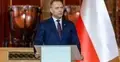Przemówienie Karola Nawrockiego. W tle polska flaga