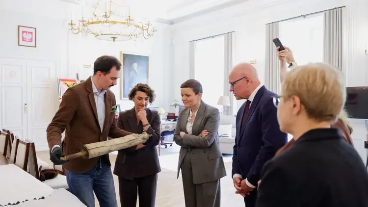 Marta Cienkowska odbiera torę z Biłgoraja