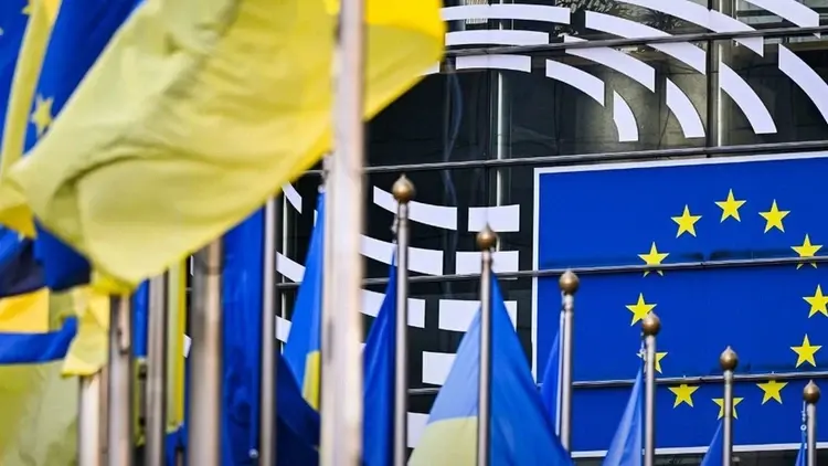 Flagi ukraińskie przed budynkiem parlamentu europejskiego