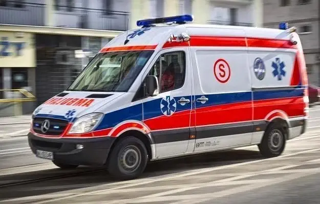karetka pogotowia jadąca ulicą