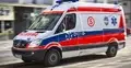 karetka pogotowia jadąca ulicą