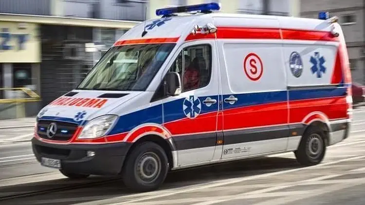 karetka pogotowia jadąca ulicą