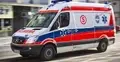 karetka pogotowia jadąca ulicą