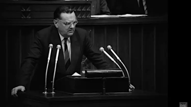 Jan Olszewski podczas wystąpienia w Sejmie