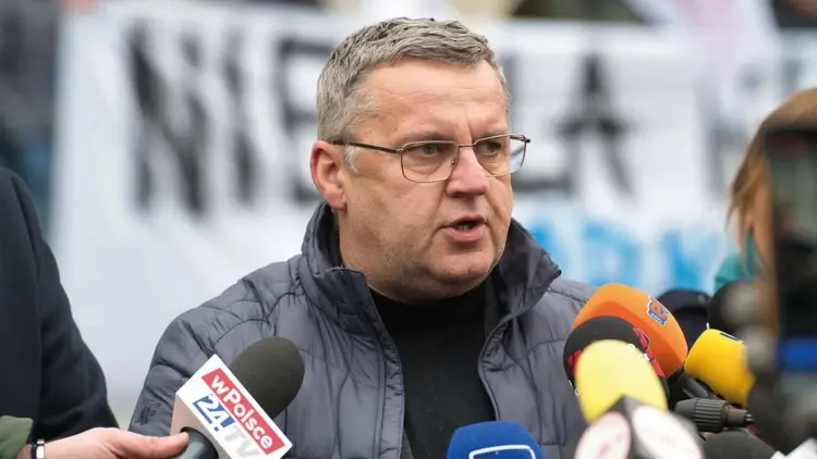 Flagi Solidarności w śmieciach i grzebanie w dokumentach. G. Babij o skandalu w PG Silesia 