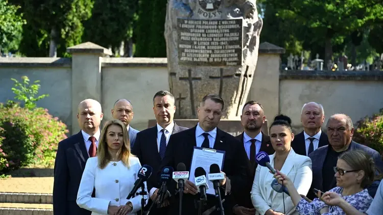 Wiceprezes PiS Przemysław Czarnek przy Pomniku Ofiar Wołynia w Lublinie