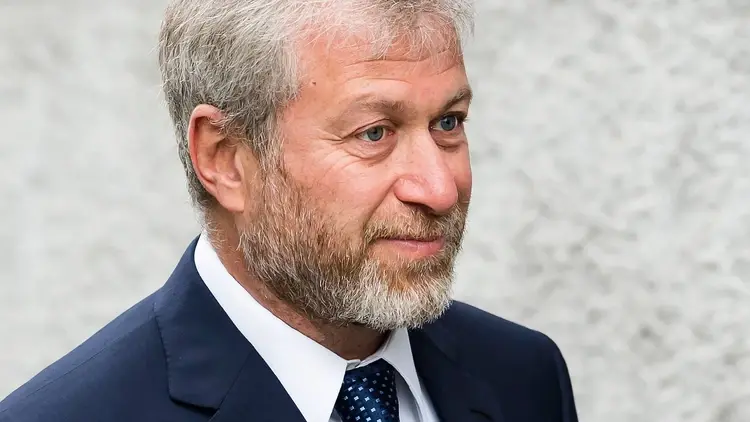 Roman Abramowicz w garniturze
