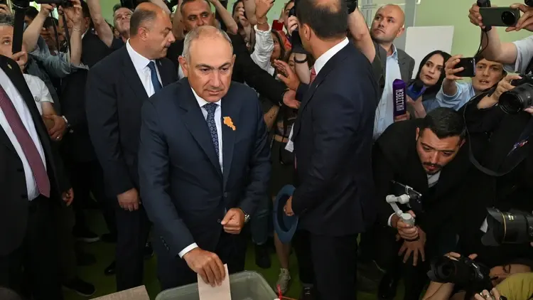 Premier Armenii Nikol Paszynian oddaje głos w wyborach