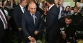 Premier Armenii Nikol Paszynian oddaje głos w wyborach