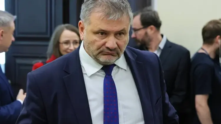 Waldemar Żurek w garniturze na posiedzeniu Rady Ministrów