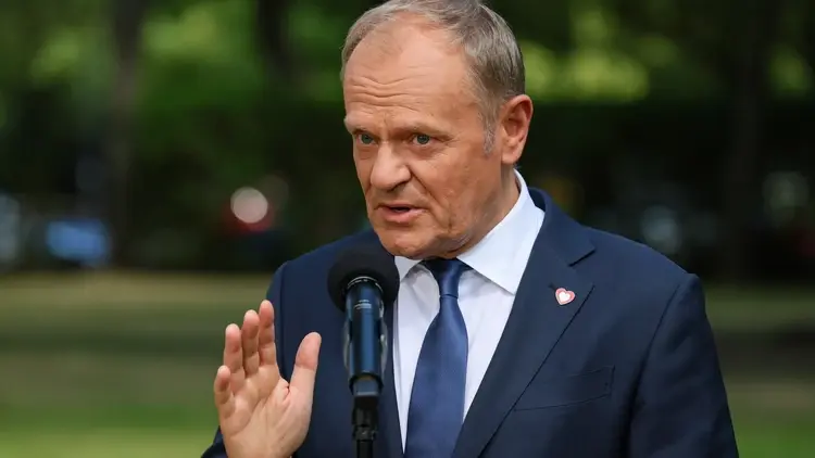 Donald Tusk przemawia do mikrofonu na konferencji prasowej