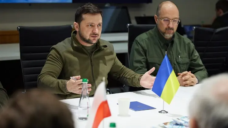 Mężczyzna w mundurze siedzący przy stole