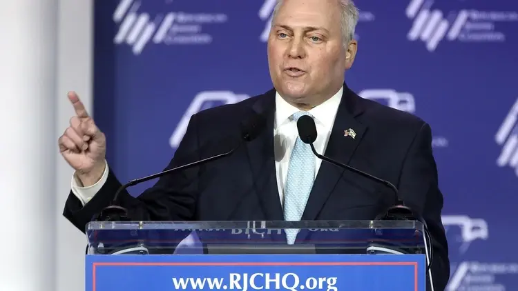 Steve Scalise przemawia do mikrofonu i gestykuluje