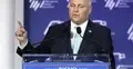 Steve Scalise przemawia do mikrofonu i gestykuluje