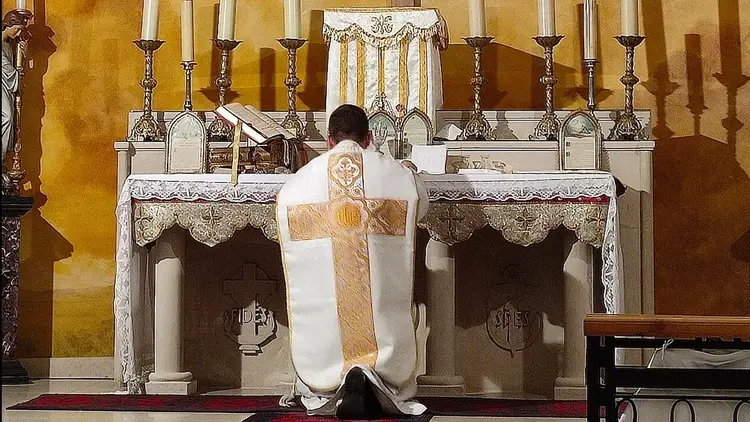 kapłan w czasie mszy