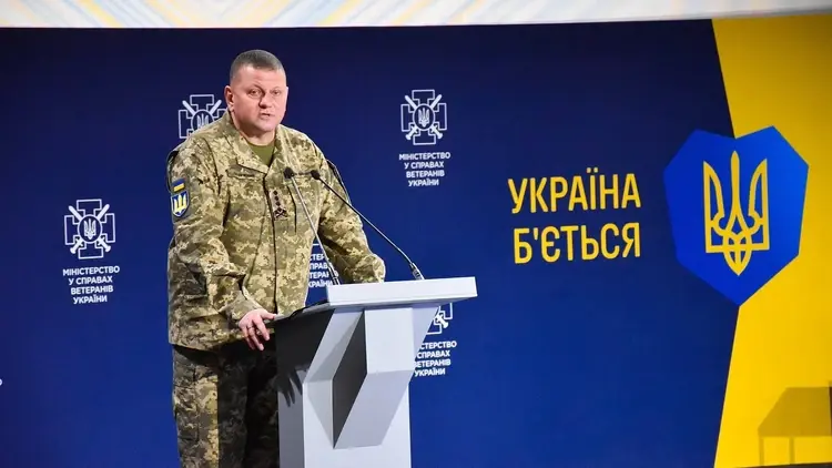 Gen. Walerij Załużny przemawia do mikrofonu na konferencji