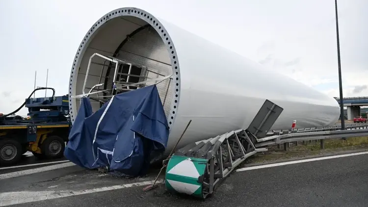 Miejsce w którym wypadła przewożona części turbiny wiatrowej - na A4 w miejscowości Terliczka