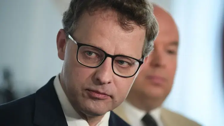 Marcin Romanowski w budynku sądu
