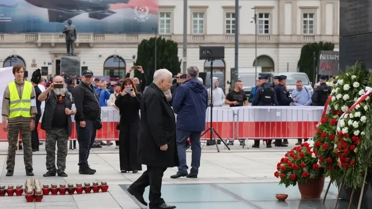 Jarosław Kaczyński pod pomnikiem smoleńskim składa wieniec