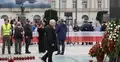 Jarosław Kaczyński pod pomnikiem smoleńskim składa wieniec