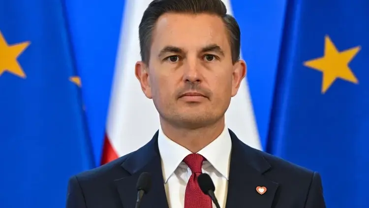 Arkadiusz Myrcha na tle flagi ue