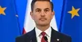 Arkadiusz Myrcha na tle flagi ue