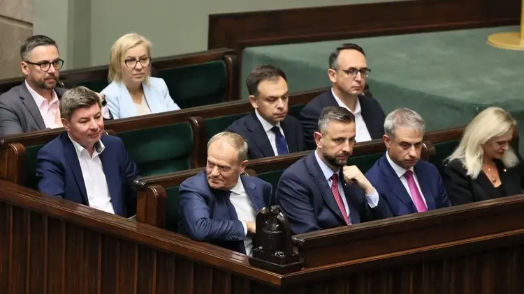 Donald Tusk z członkami swojego rządu w sejmie