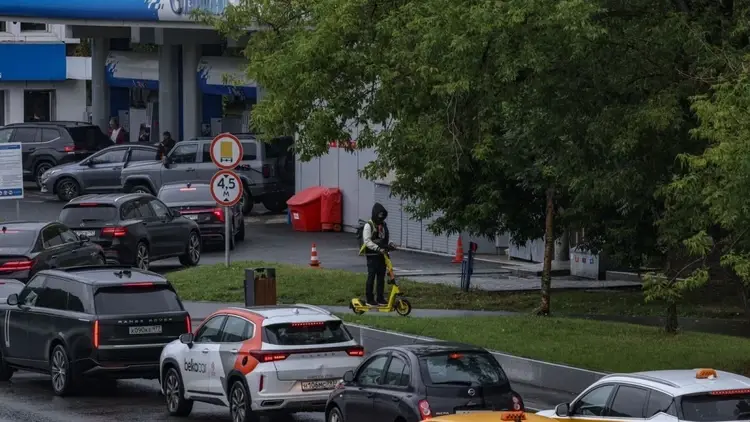 Stacja Gazpromu kolejka samochodów