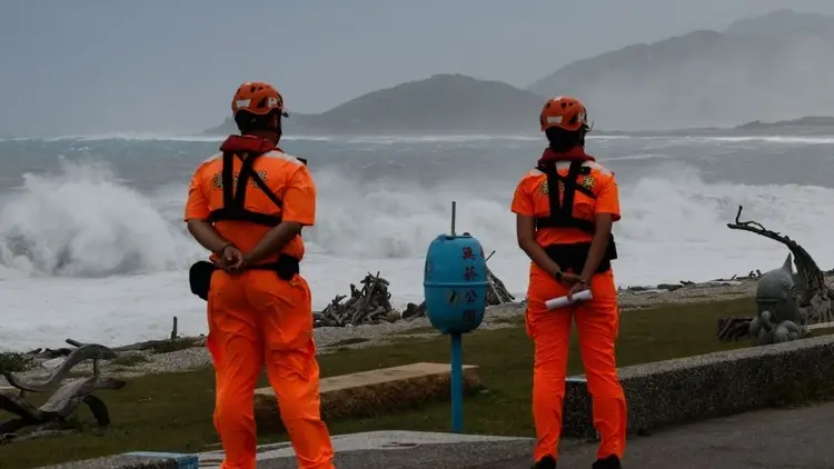 Tajwan straż przybrzeżna patrzy na ocean