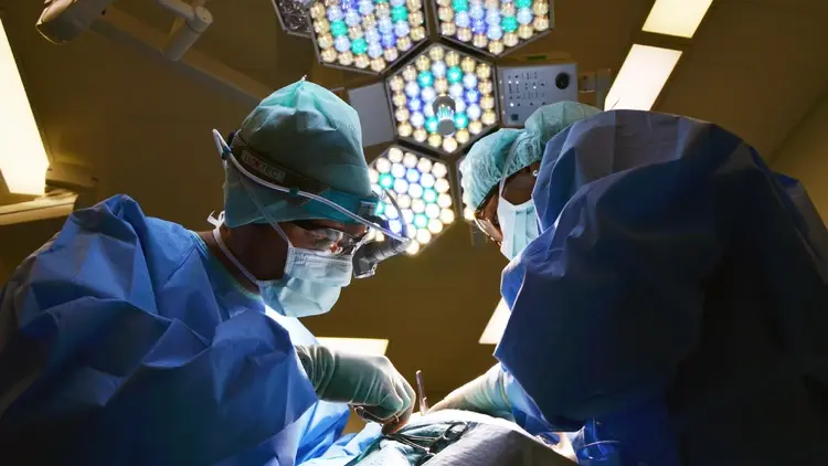 Lekarze chirurdzy przeprowadzają operację