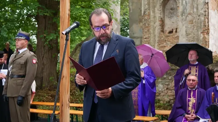 Piotr Łukasiewicz podczas ceremonii w Ołyce upamiętniającej ofiary Rzezi Wołyńskiej